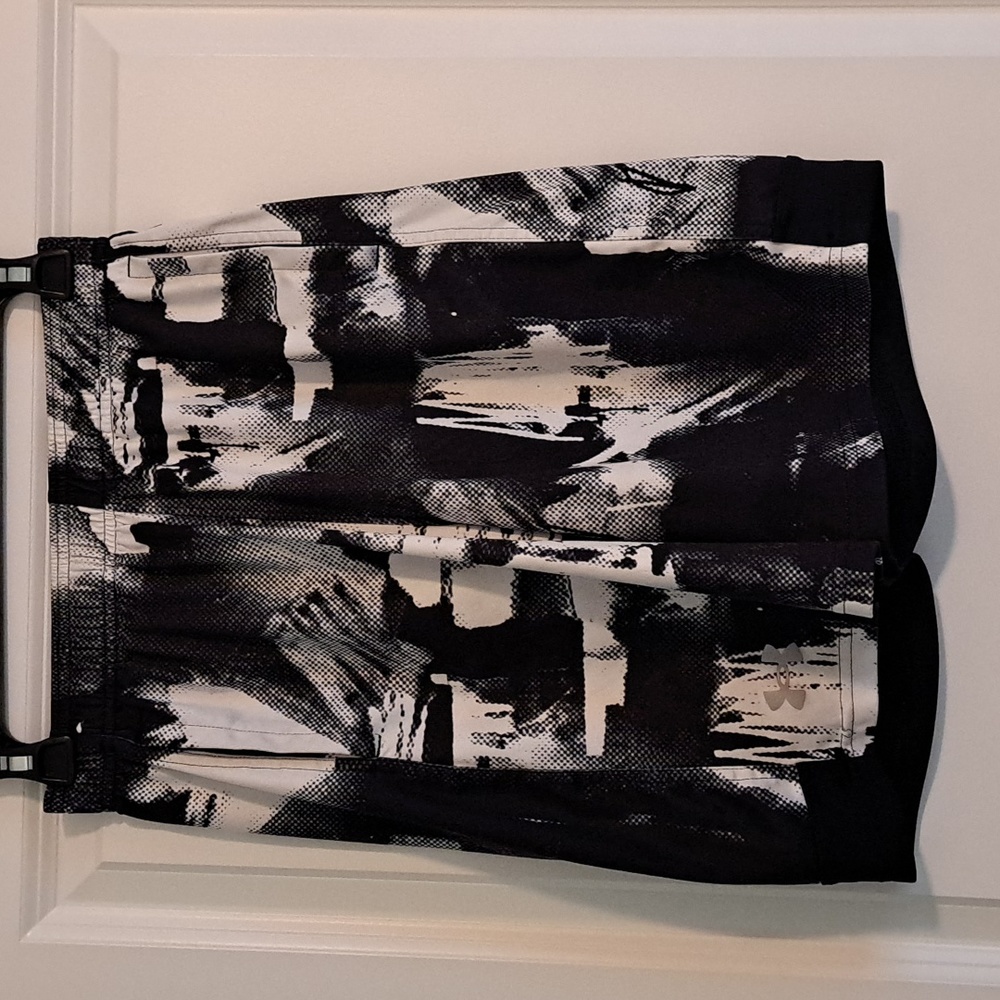 Black and white under armor shorts with pockets